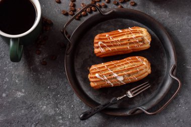 Eski bir tabakta kahve, kahve, kahve öğütücüsü..