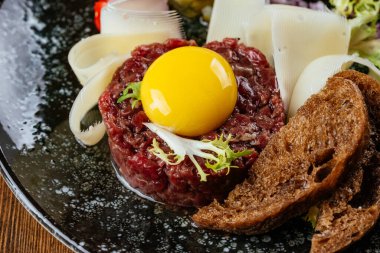 Taze sebze ve soslu etli tartar.