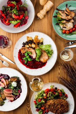 Yanında meze ile ızgara domuz eti. restoran menüsü