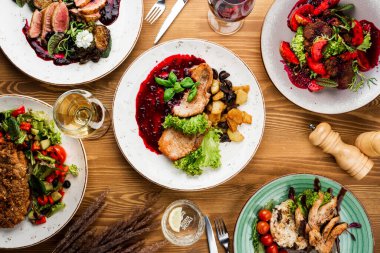 Yanında meze ile ızgara domuz eti. restoran menüsü