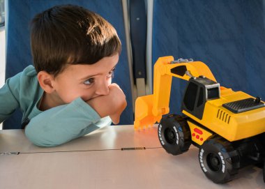 Oyuncak kamyon ile oynayan çocuk