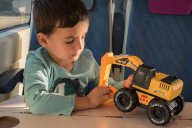 Oyuncak kamyon ile oynayan çocuk