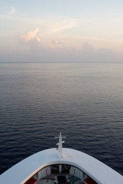 Vanilya gökyüzü, Karayip Denizi 'ndeki bir yolcu gemisinin pruvasından batıyor.