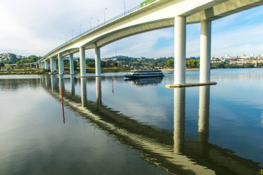 Nehir üzerindeki köprü thames