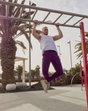 Açık havada elastik bantlarla çeşitli işlevsel eğitim