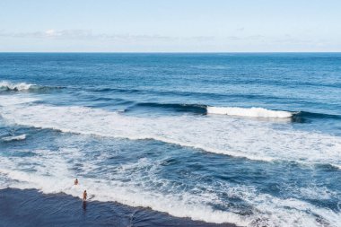 Güneşli bir günde mükemmel plaj dalgaları