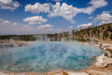 Yellowstone Ulusal Parkı 'nda Görkemli Gayzer.