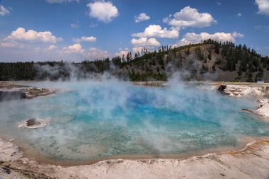 Yellowstone Ulusal Parkı 'ndaki Excelsior Gayzer' den gayzer buharı yükseliyor.