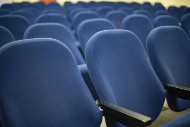 Koltuklar mavi. İç detaylar. Sinemada sandalyeler. Film izlemek için yer.