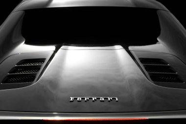 LUQA, MALTA - DEC 11 - MIA havaalanında düzenlenen yıllık PaqPaqli ghall-Istrina motor sporları yardım etkinliği sırasında Ferrari 'nin kapak çalışmasının ayrıntıları. Malta, Ferrari sahipleri arasında kişi başına düşen en yüksek orana sahip. 11 Aralık 2011