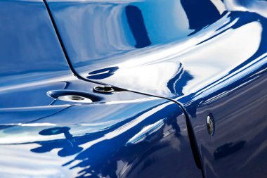 Karmaşık aerodinamikleri gösteren bir süper arabanın soyut ayrıntıları