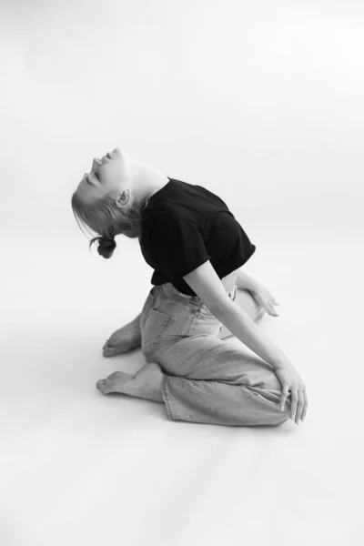 Girl Does Stretching Exercises — Stock Photo, Image