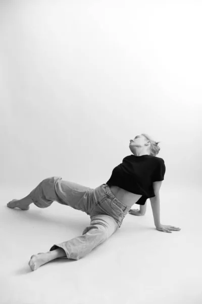 Girl Does Stretching Exercises — Stock Photo, Image