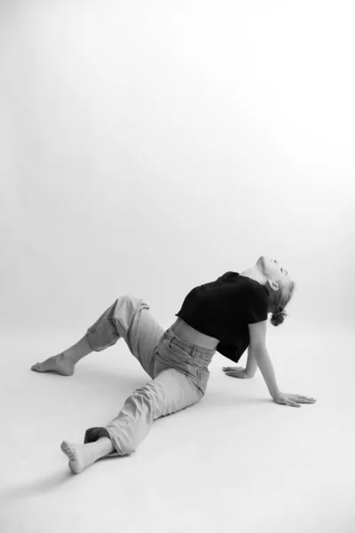 Girl Does Stretching Exercises — Stock Photo, Image