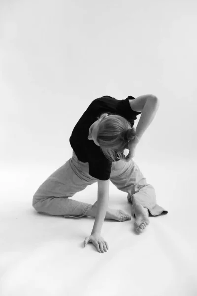 Girl Does Stretching Exercises — Stock Photo, Image