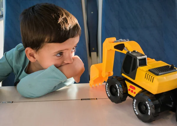 Oyuncak kamyon ile oynayan çocuk