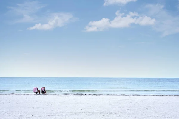 Два Стільці Сидять Серфінгу Спокійний Красивий Літній День — стокове фото