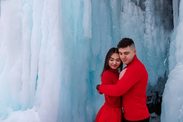 People Red Clothes Hugging Backdrop Glacier — Stock Photo, Image