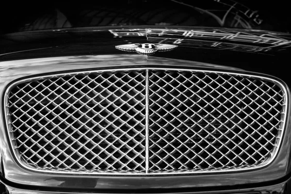 Bentley Marka Lüks Bir Otomobilin Izgarasının Tek Renkli Ayrıntıları — Stok fotoğraf