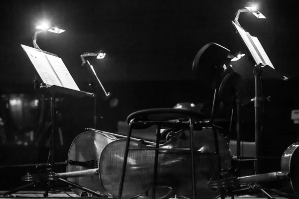 Instrumentos Orquesta Sillas Vacías Esperan Los Músicos Orquesta Filarmónica Nacional — Foto de Stock