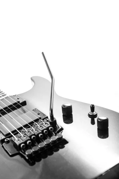 ホワイトを背景にしたエレクトリックギターのディテールショット — ストック写真