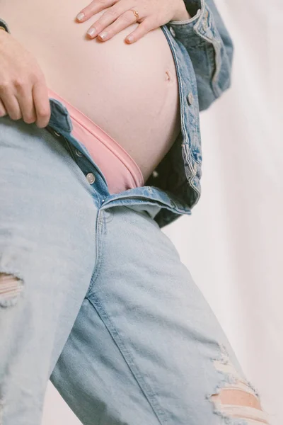 Knoopvrije Jeans Onder Zwangere Buik Van Een Vrouw Een Jeans — Stockfoto