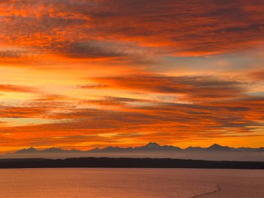 Seattle 'daki Olimpiyat Dağları ve Puget Sound' da gün batımı