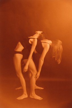 İki dansçı doğaçlama yapıyor.