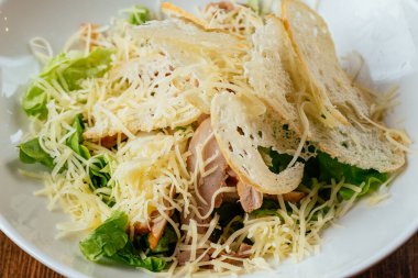 Tavuklu sezar salatası. restoran menüsü