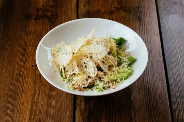 Tavuklu sezar salatası. restoran menüsü