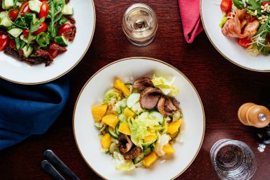 Et ve sebzeli sıcak salata. restoran menüsü