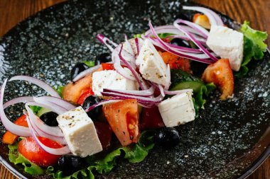 Gri tabakta Yunan salatası. restoran menüsü