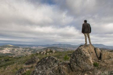 Turist dağlara bakar.