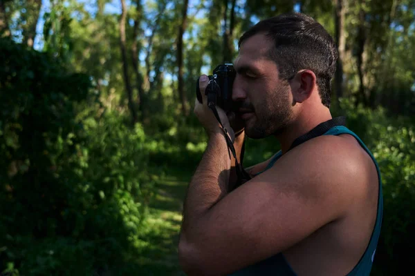 Giovane Uomo Fotografare Natura Con Fotocamera Vintage — Foto Stock