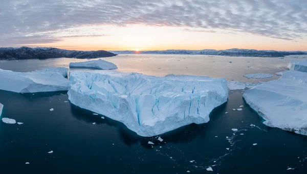 空中から海に浮かぶ氷山がパノラマで眺められます — ストック写真