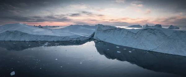 Eisberge Die Aus Der Luft Auf Dem Meer Treiben Panoramischer — Stockfoto