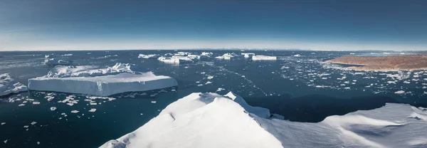 Eisberge Die Aus Der Luft Auf Dem Meer Treiben Panoramischer — Stockfoto