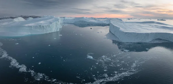 Eisberge Die Aus Der Luft Auf Dem Meer Treiben Panoramischer — Stockfoto