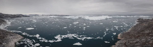 Denizde Süzülen Buzdağları Panoramik Açıdan Bakıldığında — Stok fotoğraf