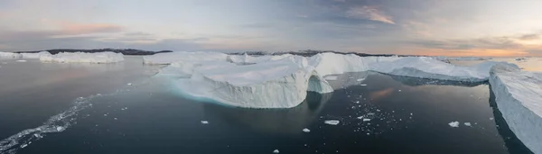 Ijsbergen Die Vanuit Lucht Zee Drijven Vanuit Een Panoramisch Punt — Stockfoto