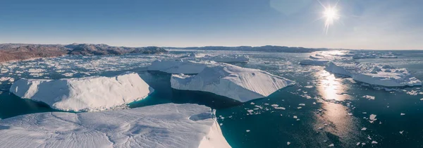 Παγόβουνα Επιπλέουν Στη Θάλασσα Από Εναέρια Άποψη Άποψη Πανοραμική — Φωτογραφία Αρχείου