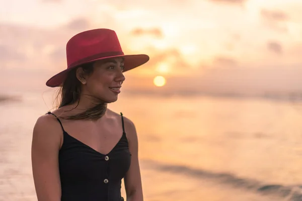 Молода Латинська Дівчина Червоному Капелюсі Пляжі Заході Сонця — стокове фото