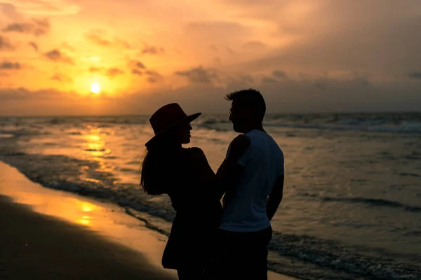 Joven Pareja Latina Pasando Tiempo Playa Atardecer —  Fotos de Stock