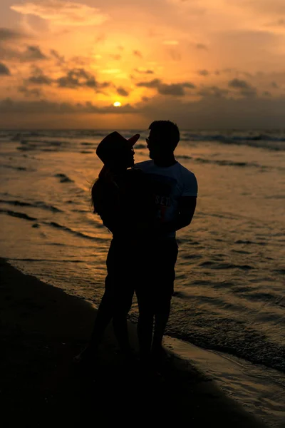 Jeune Couple Latin Embrassant Sur Plage Coucher Soleil — Photo