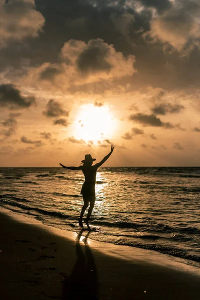 Молода Приваблива Латинська Дівчина Грає Пляжі Сонячний День — стокове фото