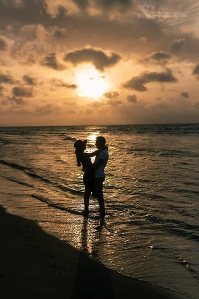 Силуэт Молодой Латинской Пары Пляже Закатом Позади — стоковое фото