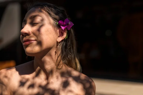Retrato Uma Menina Latina Pacífica Sob Sombra Uma Árvore — Fotografia de Stock