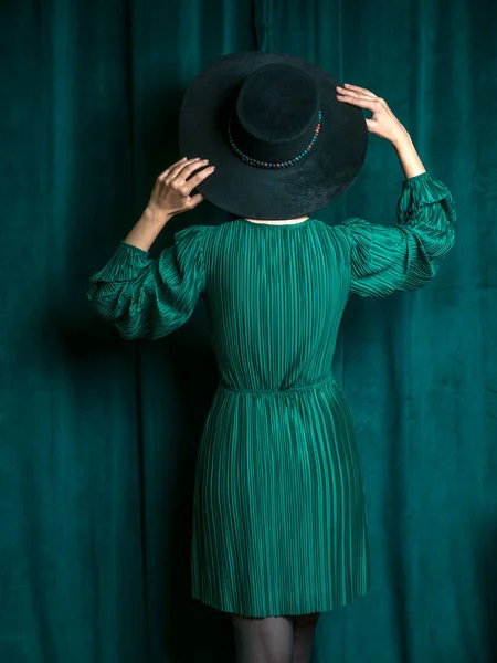 Conceito Verde Mulher Vestindo Vestido Verde — Fotografia de Stock