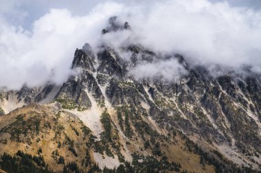 Stuart Dağı 'nın Alp Gölleri' ndeki manzarası.