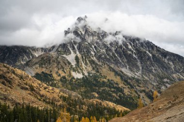 Stuart Dağı 'nın Alp Gölleri' ndeki manzarası.